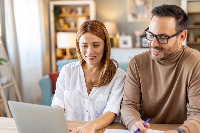 Par ser på pc.