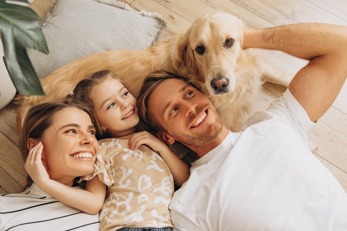 Familie med hund.