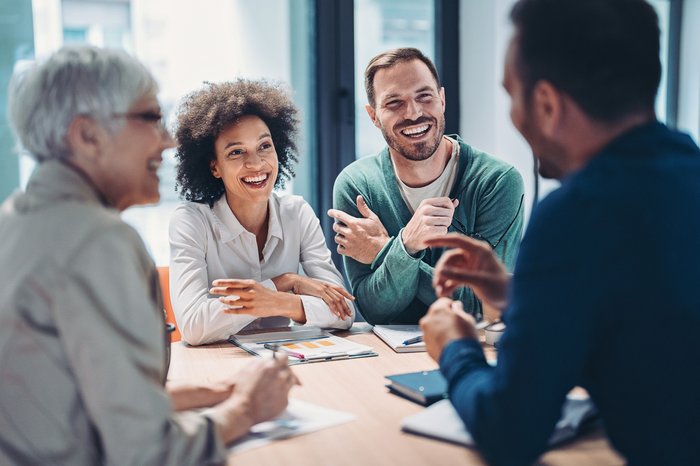 Møte med deltakere samlet rundt et bord.